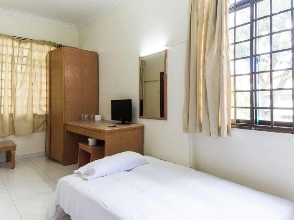 Отель Reddoorz Near Aljunied Mrt Сингапур Экстерьер фото